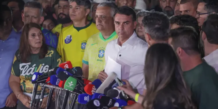 Moraes manda Flávio entregar passaporte e senador fala em “perseguição”