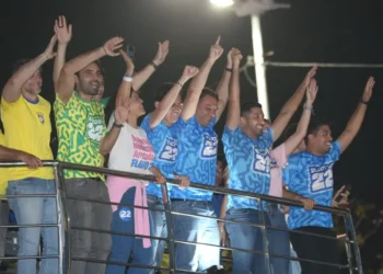 Em Fortaleza, Flávio Bolsonaro acena para o público LGBTQIA+ e faz promessas