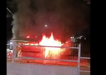 Vídeo: lanche ao lado do Hospital José Mendes pega fogo em Itacoatiara