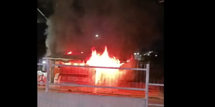 Vídeo: lanche ao lado do Hospital José Mendes pega fogo em Itacoatiara