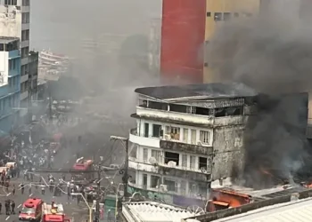 Vídeo: Incêndio intenso atinge restaurante e lojistas próximos temem fogo no Centro de Manaus