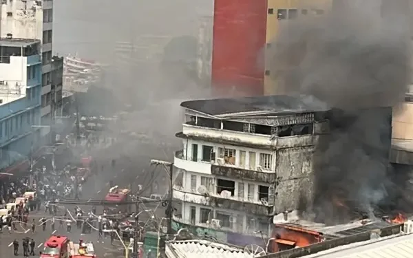 Vídeo: Incêndio intenso atinge restaurante e lojistas próximos temem fogo no Centro de Manaus
