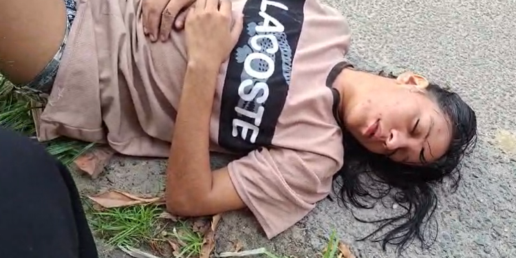 Vídeo: Jovem desacordada no meio da rua é resgatada por equipe de reportagem na Zona Leste de Manaus