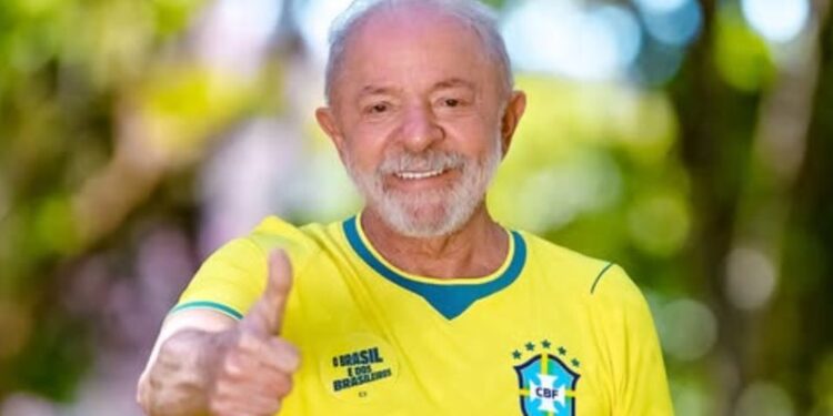 Lula é reeleito com 51,75% dos votos e conquista quarto mandato