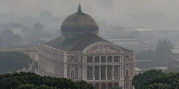 Fumaça: Defesa Civil emite alerta severo para Manaus neste sábado e pede que manauaras fiquem em casa