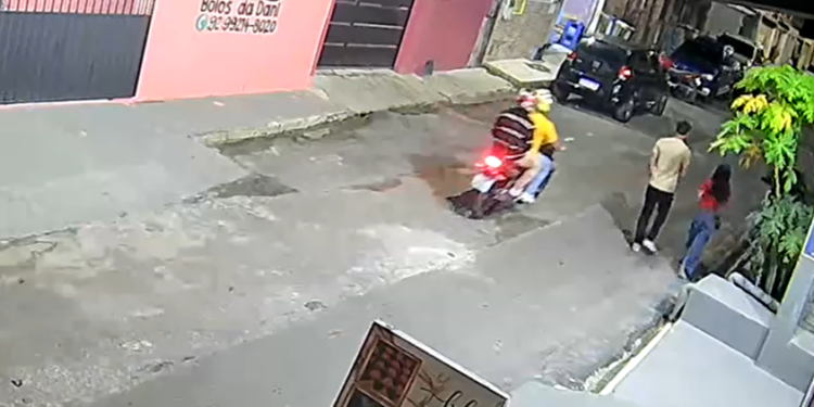 Veja momento em que jovens são ass@ltad0s por motoqueiro em rua no Monte das Oliveiras; vídeo