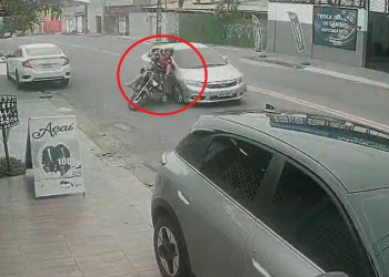 Vídeo: Motociclista em moto r0ubad@ perde controle, b@te em carro estacionado e f0ge a pé em Manaus