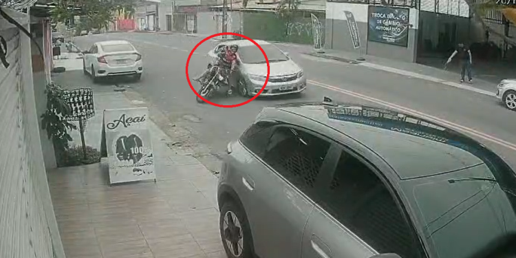 Vídeo: Motociclista em moto r0ubad@ perde controle, b@te em carro estacionado e f0ge a pé em Manaus