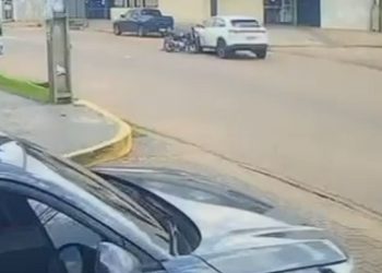 Vídeo: motoqueiro erra “grau” e acaba “grudado” em carro no Nova Esperança