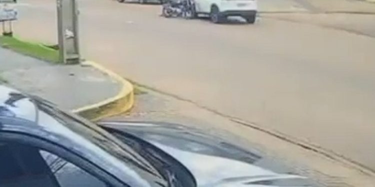 Vídeo: motoqueiro erra “grau” e acaba “grudado” em carro no Nova Esperança
