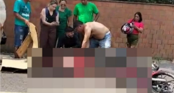 Vídeo forte: motoqueiro tem perna t0rada em Manaus e homem tenta estancar sangrament0
