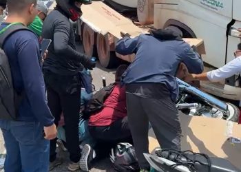 Vídeo: motoqueiro é socorrido após parar embaixo de caminhão em Manaus