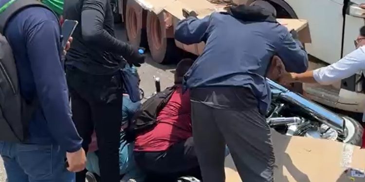 Vídeo: motoqueiro é socorrido após parar embaixo de caminhão em Manaus
