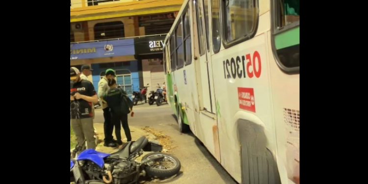 Mulher na garupa de moto quase p3rde a perna em colisa0 com ônibus no bairro Planalto