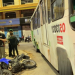 Mulher na garupa de moto quase p3rde a perna em colisa0 com ônibus no bairro Planalto