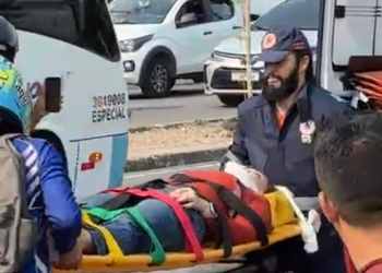 Vídeo: Em ac1dent3 de moto, mulher tem os cabelos arrancados na Zona Leste de Manaus