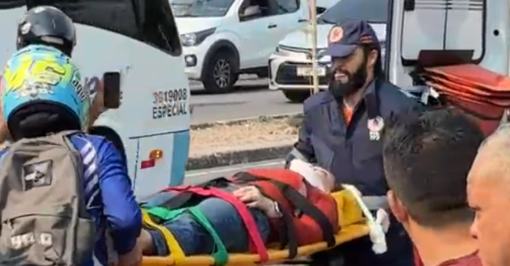 Vídeo: Em ac1dent3 de moto, mulher tem os cabelos arrancados na Zona Leste de Manaus