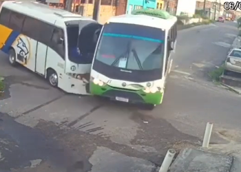 Veja o momento em que ônibus de rota colidem com tudo e ainda atingem casa em Manaus; vídeo