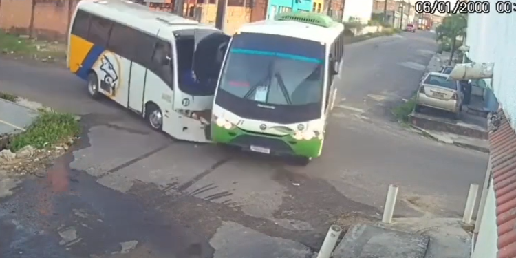 Veja o momento em que ônibus de rota colidem com tudo e ainda atingem casa em Manaus; vídeo
