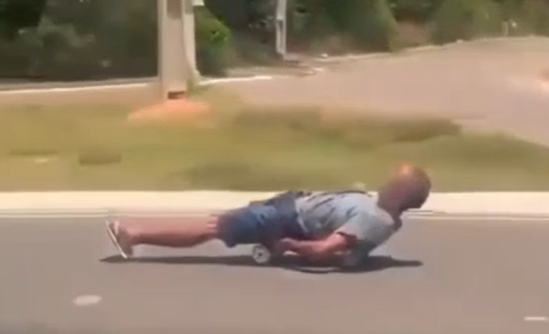 ‘Ele é l0uco, é?’: homem desce avenida do Turismo deitado em skate entre carros e caminhão; veja