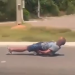 ‘Ele é l0uco, é?’: homem desce avenida do Turismo deitado em skate entre carros e caminhão; veja