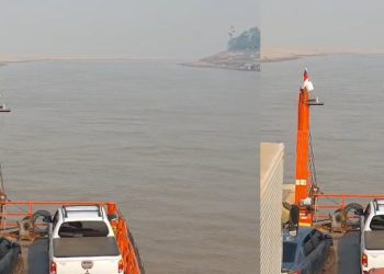 Vídeo embarcações enfrentam fumaça e vazante nos rios de todo o Amazonas