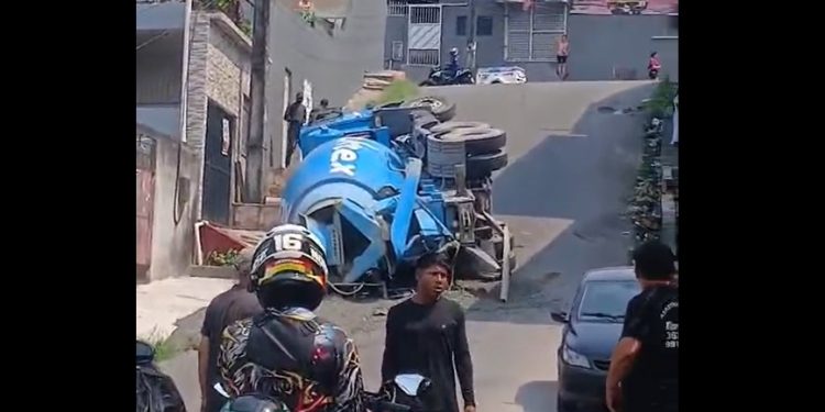 Vídeo: caminhão da Tumpex tomba no Conjunto Parque das Nações