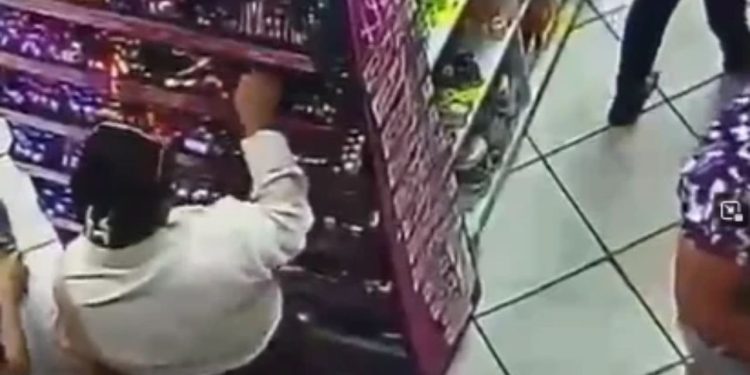Câmeras flagram mulheres escondendo produtos debaixo da saia durante furto em Manaus