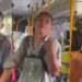 Vídeo: Passageiro surta dentro de ônibus, ofende pessoas e é retirado por policial em Manaus