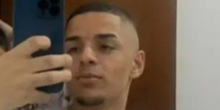 Policiais confundem celular com arma e jovem acaba m0rt0 com 27 tir0s