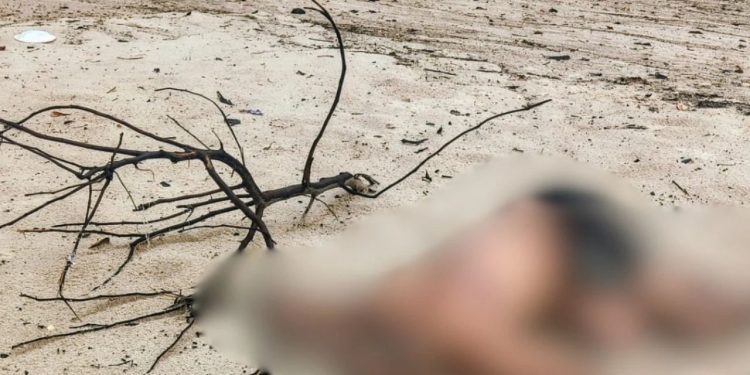 Homem é achado m0rt0 na Ponta Negra com hem4t0mas pelo corpo e barra encontrada ao lado do cadáver