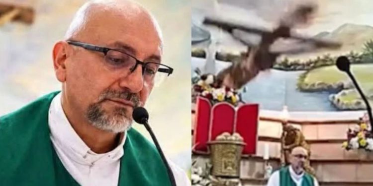 Veja: Padre m0rr3 após ser at1ngido por cruz de madeira enquanto celebrava missa em igreja