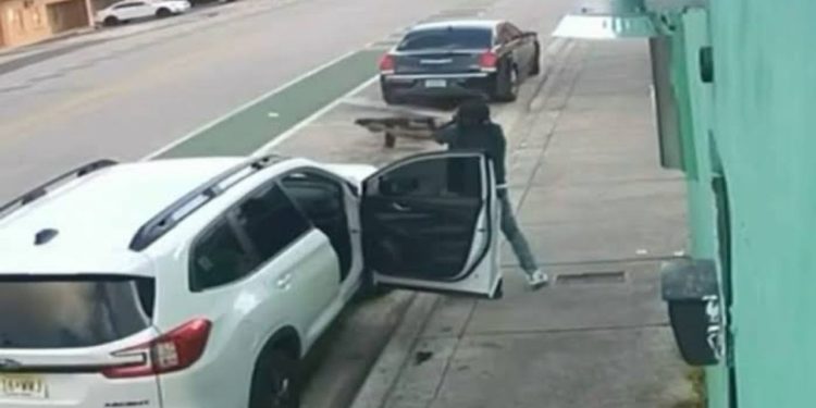 Veja: homem é perseguido e b4le4do durante tr0ca de tir0s em rua