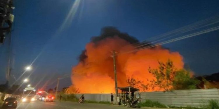 Fogo que atravessou a madrugada termina com multa milionária no Distrito Industrial