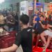 P0rr4da e garrafadas! Gravação de videoclipe acaba em brig4 generalizada; veja os vídeos