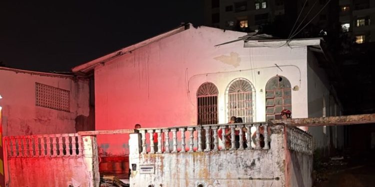 Chamas tomam residência no Aleixo e bombeiros combatem incêndio