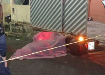 Homem chega em casa de moto e é exc3ut4d0 com tir0s na cabeça na Compensa