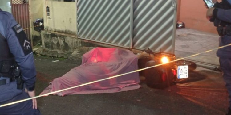 Homem chega em casa de moto e é exc3ut4d0 com tir0s na cabeça na Compensa