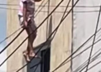 Menina cai de janela, fica presa em fios e é salva por policial; veja o vídeo