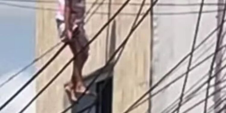 Menina cai de janela, fica presa em fios e é salva por policial; veja o vídeo