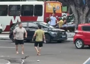 Vídeo: Motorista perde a cabeça, pega pedra e acerta outro durante briga de trânsito no Centro de Manaus