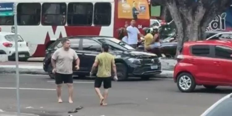 Vídeo: Motorista perde a cabeça, pega pedra e acerta outro durante briga de trânsito no Centro de Manaus