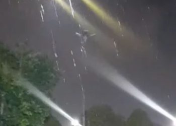 Vídeo: Chuva chega a Manaus após capital passar o dia coberta por fumaça