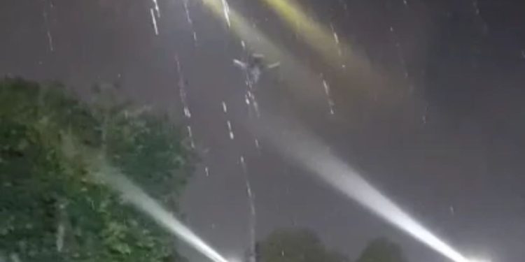 Vídeo: Chuva chega a Manaus após capital passar o dia coberta por fumaça