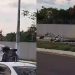 Pickup bate em carro, arrasta veículo e derruba muro durante acidente na Ponta Negra