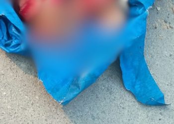 Na avenida Margarita, corpo esqu4rtej4d0 é encontrado em lona azul com bilhete: veja