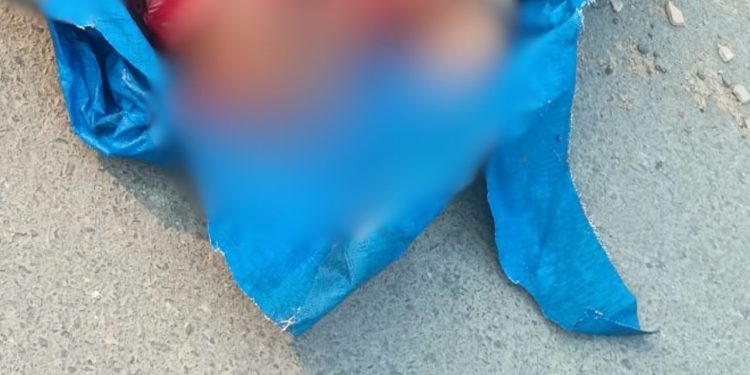 Na avenida Margarita, corpo esqu4rtej4d0 é encontrado em lona azul com bilhete: veja