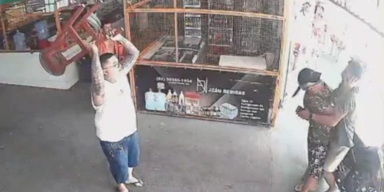 Vídeo: Após tentar ass5ltar mulher, homem com faca invade feira, tenta fazer reféns e é capturado no Japiim
